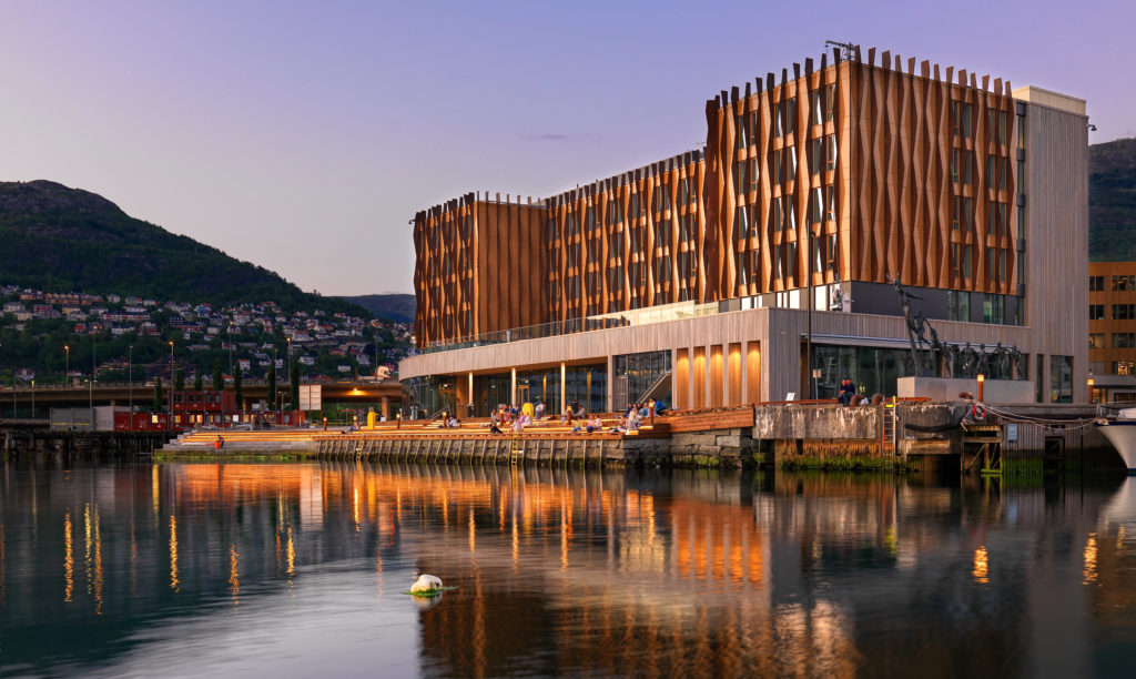 Bilde av Viken brygge i Solheimsviken sett fra vannet. Foto: Thomas Morel