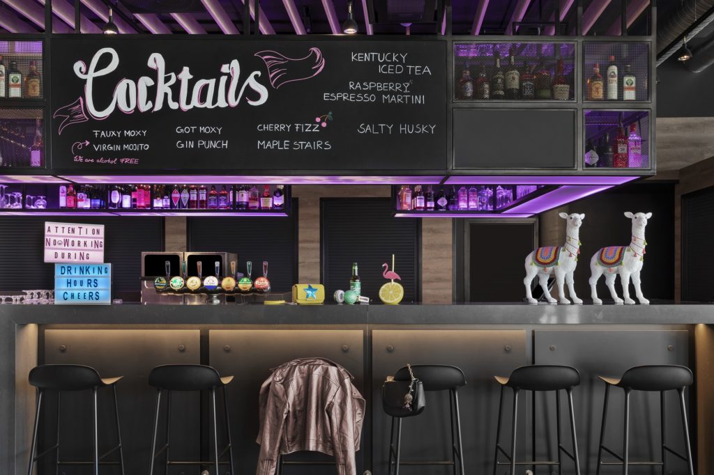 Bilde av interiør i baren hos Moxy Bergen i Viken Brygge