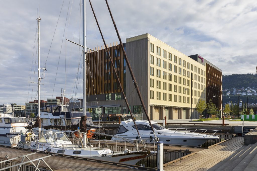 Bilde av Viken Brygge med hotellet Moxy Bergen sett fra marinaen