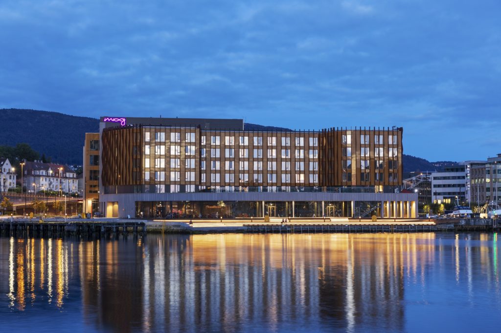 Bilde av Viken Brygge med hotellet Moxy Bergen sett fra vannet