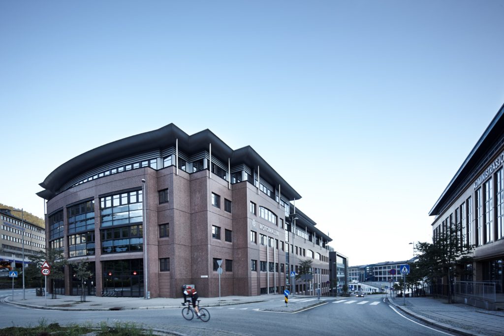 Bilde av fasaden til motorhallen i solheimsviken