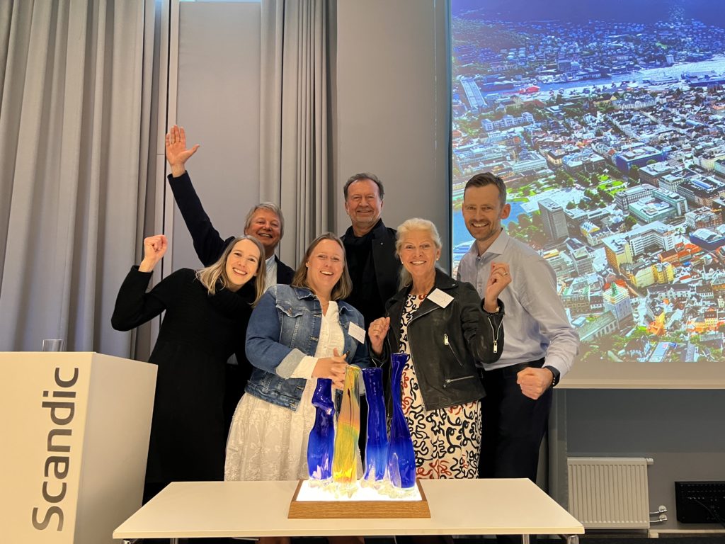 mennesker som jubler for at Eiendomsprisen 2022 er tildelt næringsbygget skipet i solheimsviken