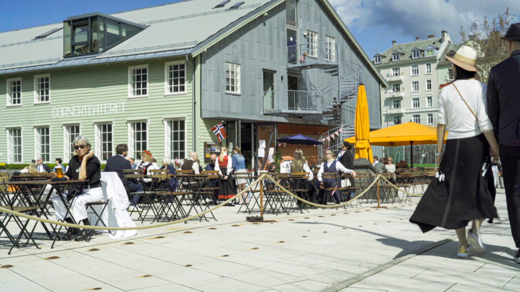 Cornerteateret på Marineholmen en solskinnsdag.
