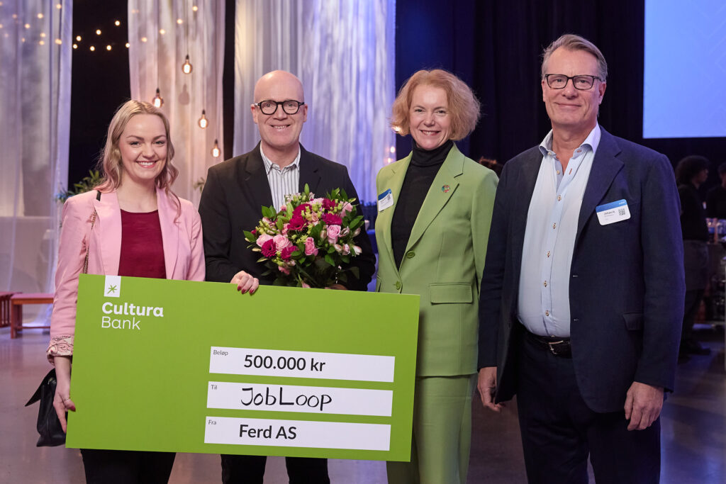 Bilde av at representater fra JobLoop mottar en sjekk i forbindelse med at de ble Årets Sosiale Entreprenør 2024