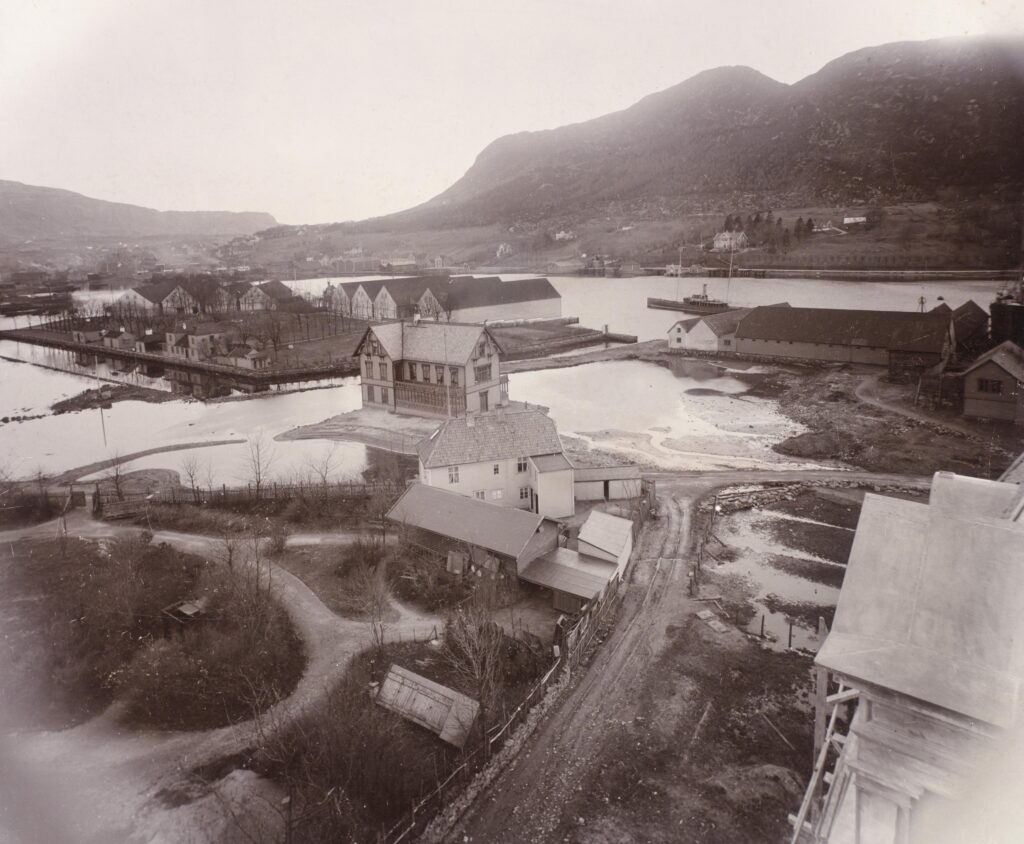 Gammelt bilde som viser Bergens Museums Biologiske Station der Nansensenteret nå ligger
